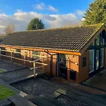 Vale Lodge, Yanwath, Modern With Hot Tub And 10 Minute Drive To Ullswater *