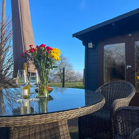 Дом отдыха Vale Lodge, Yanwath, Modern With Hot Tub And 10 Minute Drive To Ullswater *