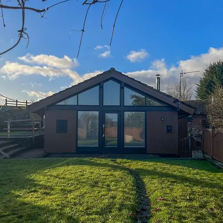 Vale Lodge, Yanwath, Modern With Hot Tub, Dog Friendly And 10 Minute Drive To Ullswater *