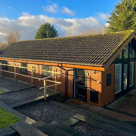 Vale Lodge, Yanwath, Modern With Hot Tub, Dog Friendly And 10 Minute Drive To Ullswater *