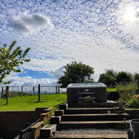 Vale Lodge, Yanwath, Modern With Hot Tub, Dog Friendly And 10 Minute Drive To Ullswater